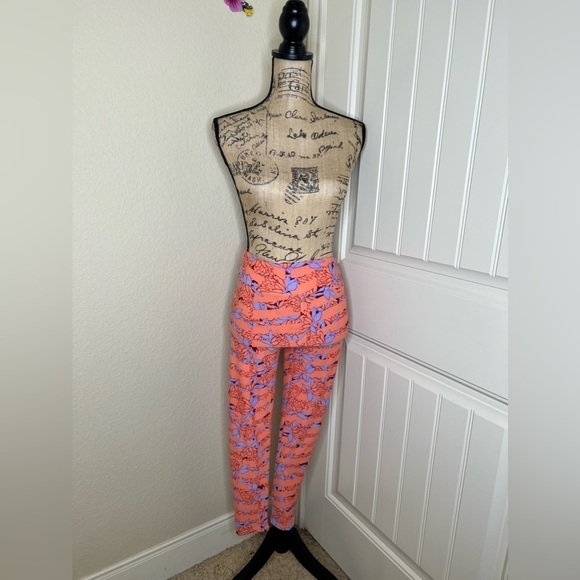 LuLaRoe Peachy Orange, Red & Purple Lotus Print OS Leggings - Picture 2 of 11